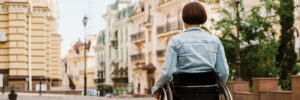 Mujer en silla de ruedas de espaldas